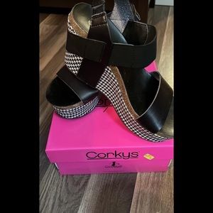 Corkys houndstooth wedges